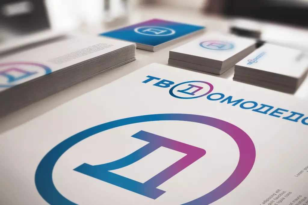 El rediseño del logotipo del canal de televisión fue necesario debido al crecimiento y desarrollo de la marca. El logotipo anterior no tenía un diseño profesional: fue creado sin una base de diseño y no cumplía con los requisitos modernos de la comunicación visual.
