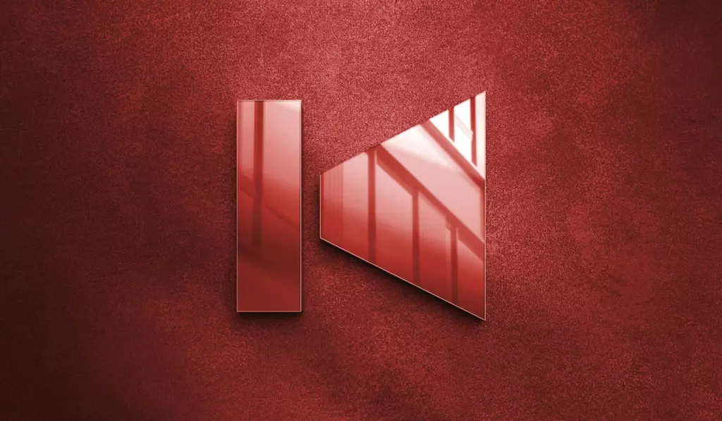 El logotipo anterior había quedado obsoleto, tanto a nivel visual como conceptual. No cumplía con los estándares actuales y limitaba la capacidad de competir plenamente en la industria del entretenimiento. El objetivo principal fue crear un estilo moderno pero reconocible, que mantuviera la continuidad con la historia de la marca.
